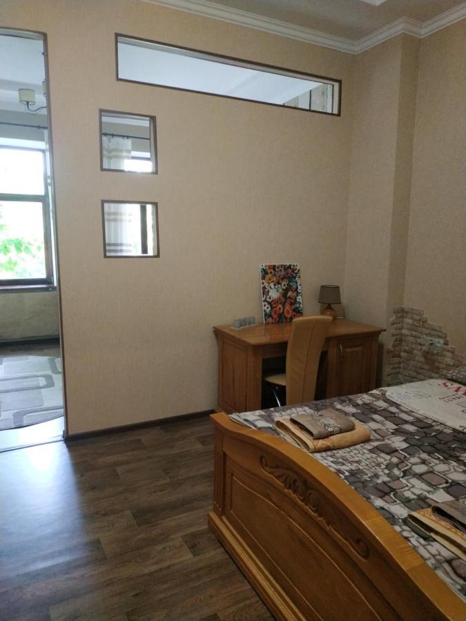 Apartment In The Center Of Old Town Kamjanyi Potoki Kültér fotó